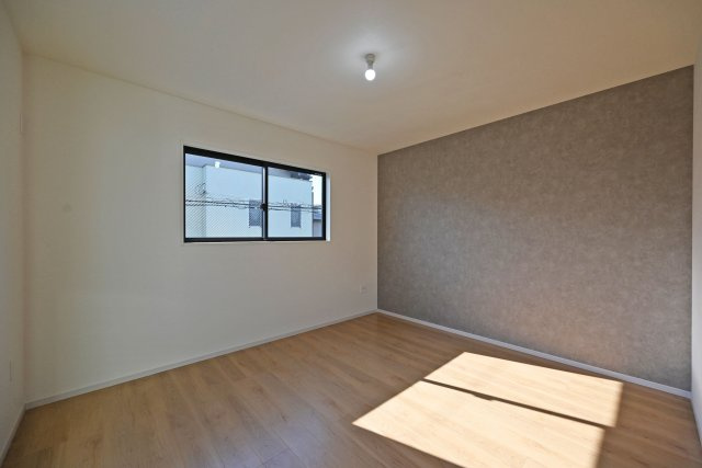 テラシエ浜田町2丁目新築一戸建て│4LDK+駐車1台可の洋室|主寝室にはアクセントクロスを配置し、採光も十分に考えた設計をしています。 アクセントクロスはそんなときの「発想」を手助けします。