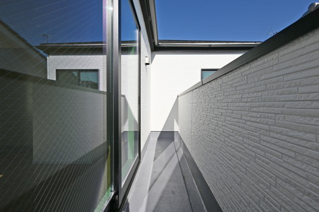 テラシエ浜田町2丁目新築一戸建て│4LDK+駐車1台可のバルコニー|2階バルコニーには奥行きがあってたくさんの洗濯物を干すことができ、陽光がたっぷりと室内に行き届きます。