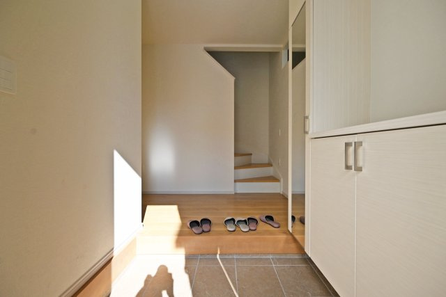 テラシエ浜田町2丁目新築一戸建て│4LDK+駐車1台可の玄関|1階玄関に入ってすぐの内観写真です。 上部まで収納があるシューズBOX付き。 毎日使う玄関回りも常に片付いた状態を維持できそうです。