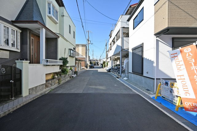テラシエ浜田町2丁目新築一戸建て│4LDK+駐車1台可の前面道路含む現地写真|前面道路幅は南東側に約5.9ｍ幅です。