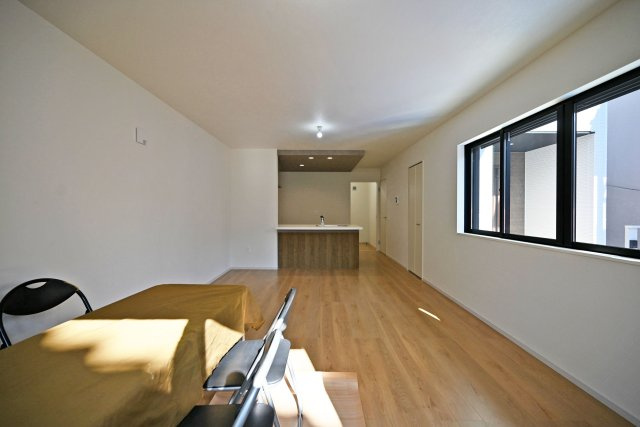 テラシエ浜田町2丁目新築一戸建て│4LDK+駐車1台可の居間・リビング|1階LDKをリビング側から正面に撮影した内観写真です。ナチュラルテイストな内装はどんな家具も合わせやすく、お好みのインテリアコーディネートをお楽しみいただけます。