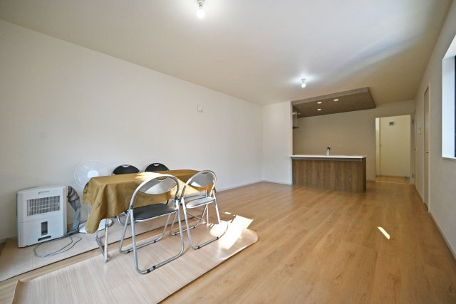 テラシエ浜田町2丁目新築一戸建て│4LDK+駐車1台可の居間・リビング|LDKは17帖でダイニングテーブルやソファーを設置しても十分な広さとなっております！ 折り下げ天井が採用されたLDKがとても華やかな空間となっております。