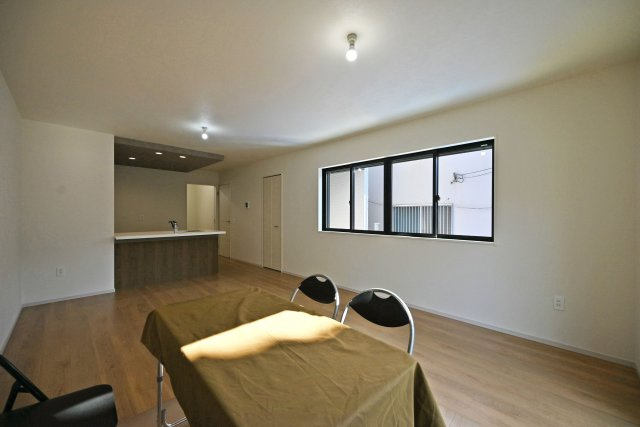 テラシエ浜田町2丁目新築一戸建て│4LDK+駐車1台可の居間・リビング|対面式キッチンで家族同士のつながりを感じやすい設計を基調としています。キッチンに折下天井を設けるなどデザイン性を向上させた内観に仕上がりました。