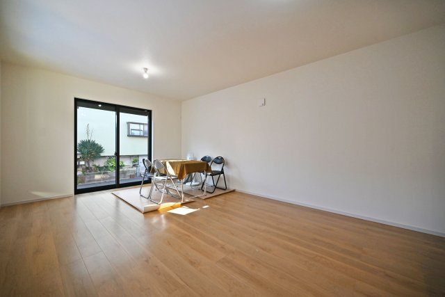 テラシエ浜田町2丁目新築一戸建て│4LDK+駐車1台可の居間・リビング|リビングダイニングが長方形に近い設計で、一体的に活用できるため、食事の時以外にもダイニングテーブルで寛ぎながらご家族やご友人方とのお時間を過ごすことが出来ます。