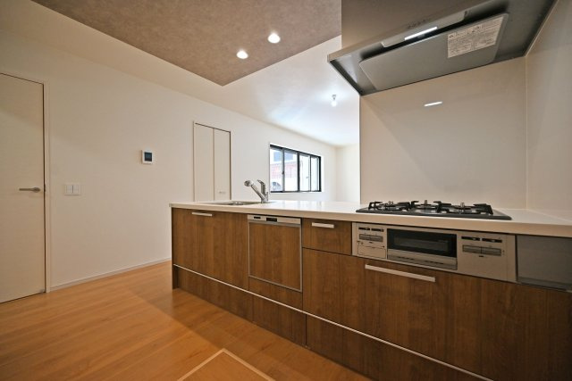 テラシエ浜田町2丁目新築一戸建て│4LDK+駐車1台可のキッチン|1階キッチン奥側から撮影した写真です。浄水器一体型水栓、フラット整流板、食器洗い乾燥機などの充実した設備内容です。