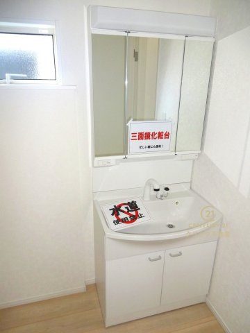 Cradlegarden　 笠間市旭町　第8　2の前面道路含む現地写真|2台並列駐車可能。同メーカー完成物件の内覧、気になる他の物件と合わせての現地ご案内も可能です。HPから、またお電話でも、お気軽にお問い合わせください。

