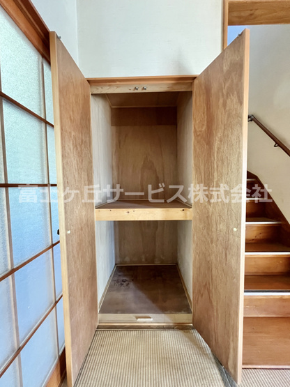 【収納】 | 磐田市合代島　大きな中古住宅 | 階段下の収納