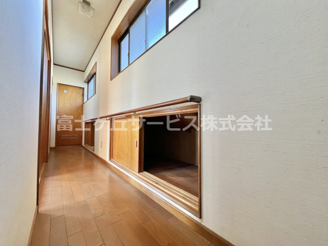 【収納】 | 磐田市合代島　大きな中古住宅 | 2階廊下に収納があります