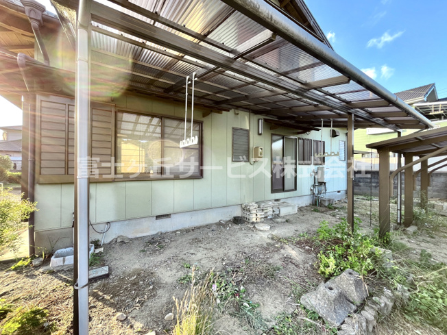 【設備】 | 磐田市合代島　大きな中古住宅 | 屋根付きの物干し場があります