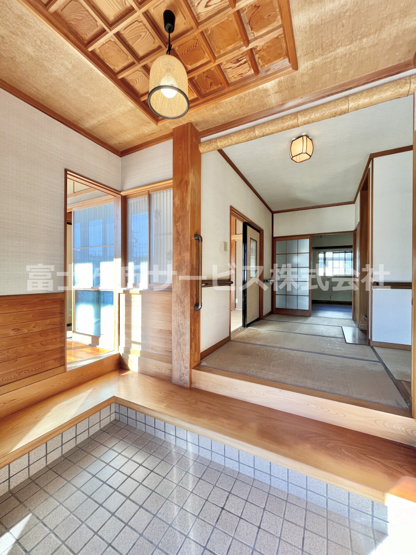 【玄関】 | 磐田市合代島　大きな中古住宅 | 広々とした玄関です