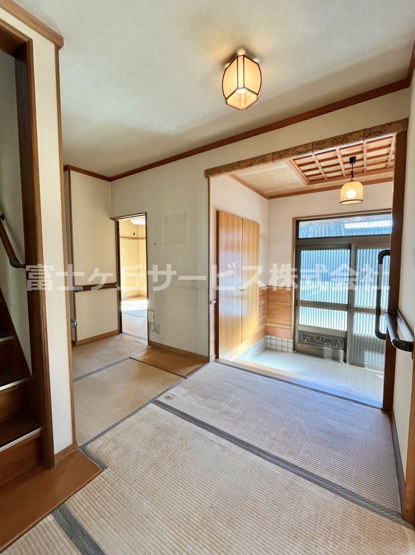 【玄関】 | 磐田市合代島　大きな中古住宅 | ホールが畳敷きになっています