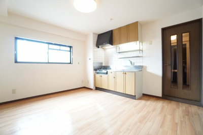 【居間・リビング】 | ヴェルドミール | ※同物件・反転タイプの写真です。