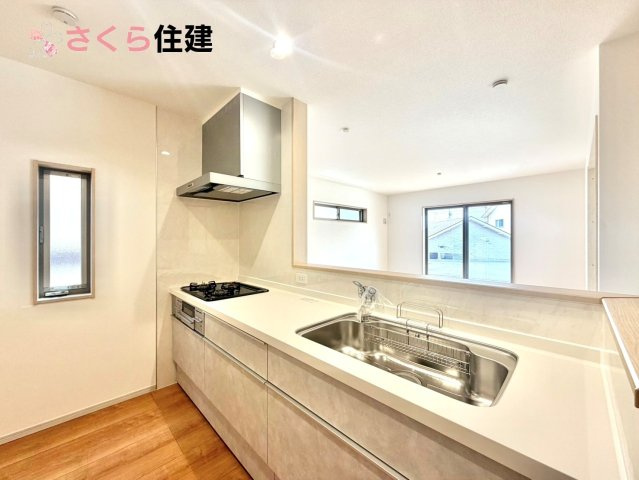 いろどりアイタウン鹿沼市千渡　６号棟の内観：施工例|同社施工物件の写真です。３面鏡の裏にはたっぷりと収納スペースを標準装備！											
