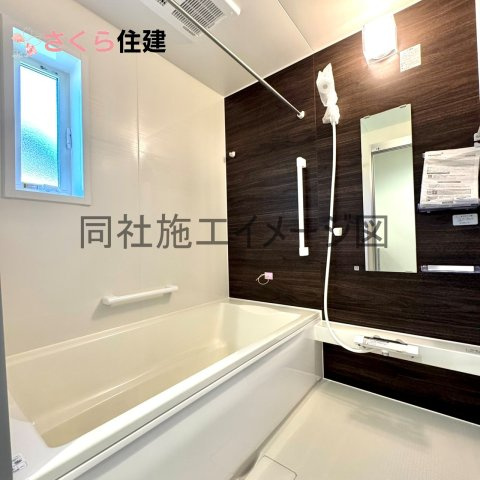 いろどりアイタウン鹿沼市千渡　６号棟のその他|同社施工物件の写真です。明るい洗面スペースで朝の身支度も快適に♪３面鏡の裏にはたっぷりと収納スペースを標準装備！											
