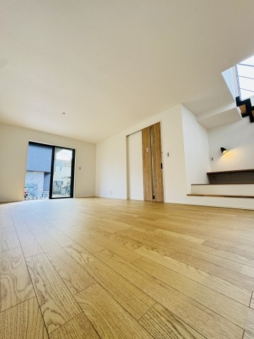 The Skip-Floor Residence – ／辻堂元町 –の居間・リビング