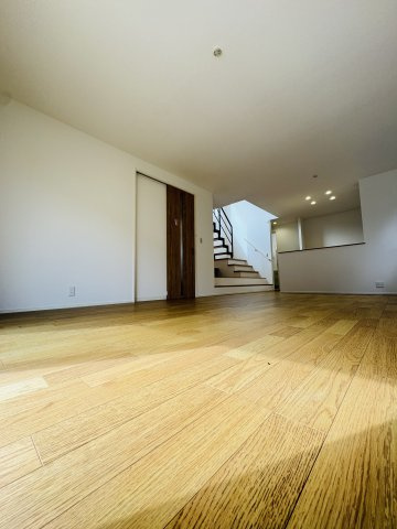 The Skip-Floor Residence – ／辻堂元町 –の居間・リビング