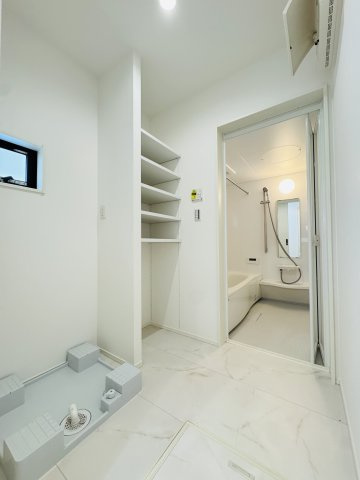 The Skip-Floor Residence – ／辻堂元町 –の独立洗面台