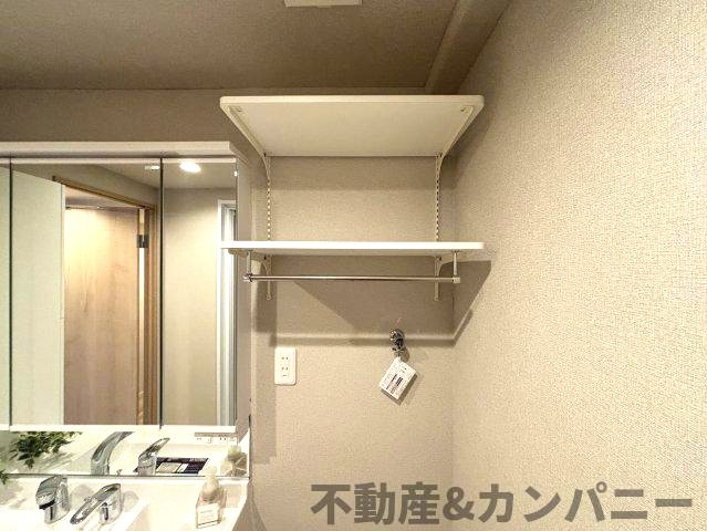 サンシティ市駅南のランドリースペース|洗濯機置き場の上にはタオルなどを収納するスペースがあります