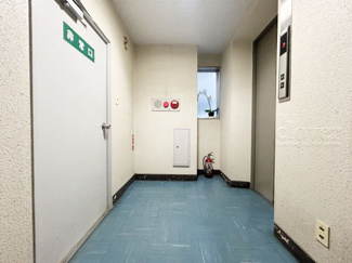 【その他共用部分】 | マンションの共用廊下です。きれいに清掃されています。周囲のお部屋の様子も、ぜひ伺ってみてください。～即日のご見学可能～　お問合せはお気軽にどうぞ。
