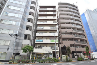 【外観】 | 青空によく映える建物です。手入れの行き届いた外壁やマンション正面エントランスなど、綺麗な姿をぜひ一度、現地にてご覧ください。～即日のご見学可能～　お問合せはお気軽にどうぞ。
