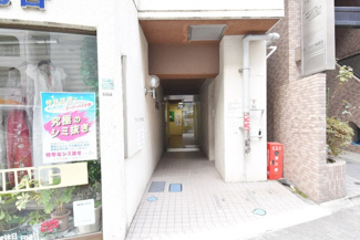 【エントランス】 | マンションの正面エントランス。出入りする人間を癒してくれるマンション入り口であり、その建物の「顔」でもあります。～即日のご見学可能～　お問合せはお気軽にどうぞ。
