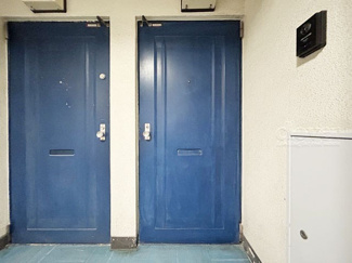 【その他共用部分】 | 皆様をお迎えする、お部屋の玄関ドア。開けやすさや開放角度、ドアノブの操作しやすさや鍵の形状などを、現地で一度ご確認ください。～即日のご見学可能～　お問合せはお気軽にどうぞ。