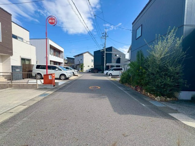 栗東市上鈎　中古戸建ての前面道路含む現地写真