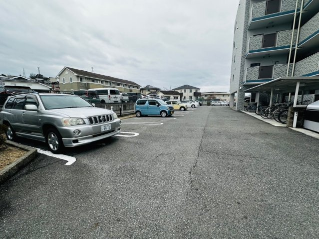 コンタントアモーレの駐車場