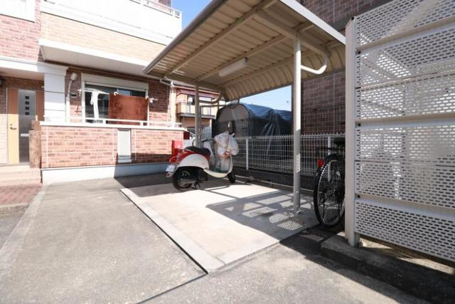 プラティークレーブⅣの駐車場