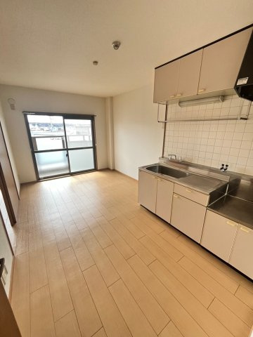 ドミール加佐の洋室