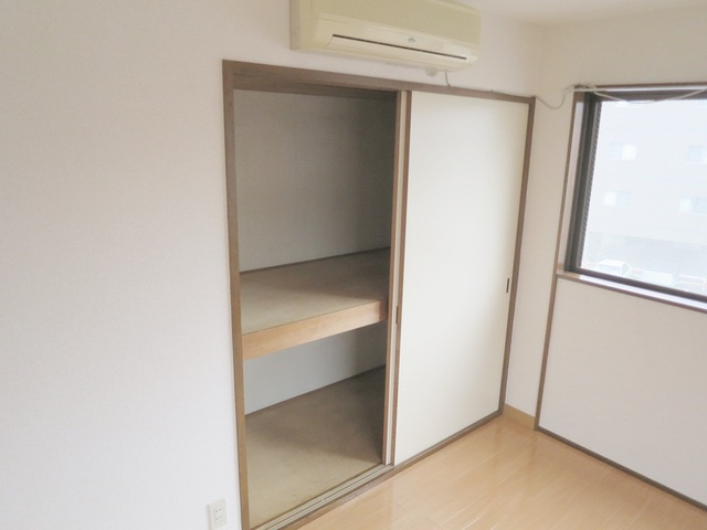 市川ハイムⅢの収納|洋室内の収納です。お部屋が片付きますね☆
