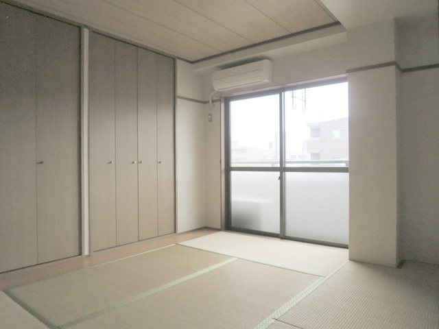 市川ハイムⅢの居間・リビング|落ち着ける６帖の和室です☆