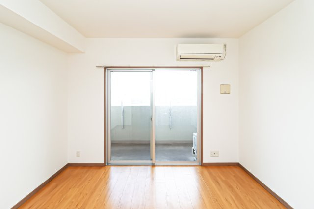 サヴォイクラウドスケープ　13階の居間・リビング|別号室のものです。現状優先になります。
※出窓がございます。