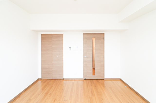 サヴォイクラウドスケープ　13階の居間・リビング|別号室のものです。現状優先になります。
※出窓がございます。