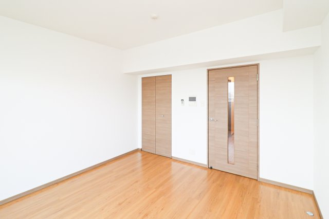 サヴォイクラウドスケープ　13階の居間・リビング|別号室のものです。現状優先になります。
※出窓がございます。