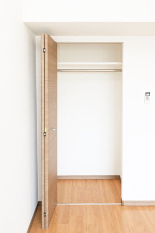 サヴォイクラウドスケープ　13階の収納|別号室のものです。現状優先になります。
※出窓がございます。