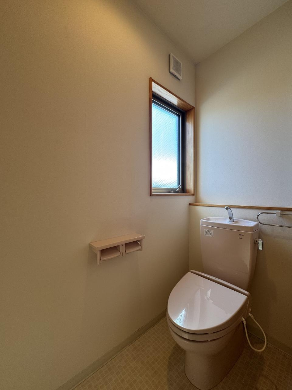 高知市百石町１丁目　中古戸建のトイレ