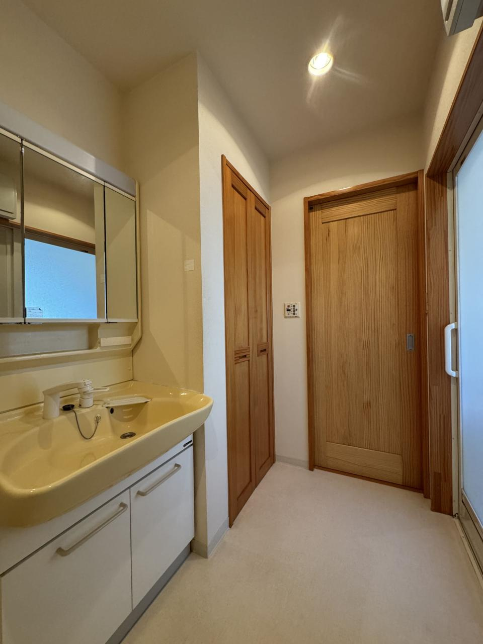 高知市百石町１丁目　中古戸建の独立洗面台