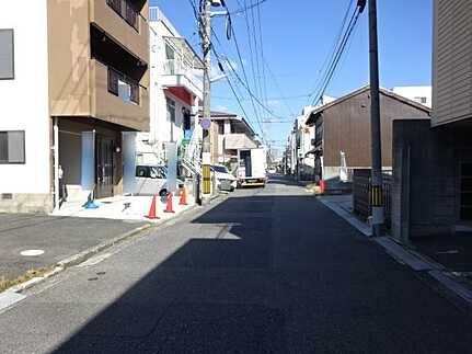 広島市南宇品海岸2丁目　中古一戸建ての前面道路含む現地写真