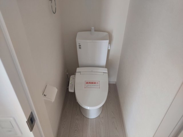 宝塚市中山桜台2丁目新築一戸建のトイレ|1階トイレ　温水洗浄便座付き