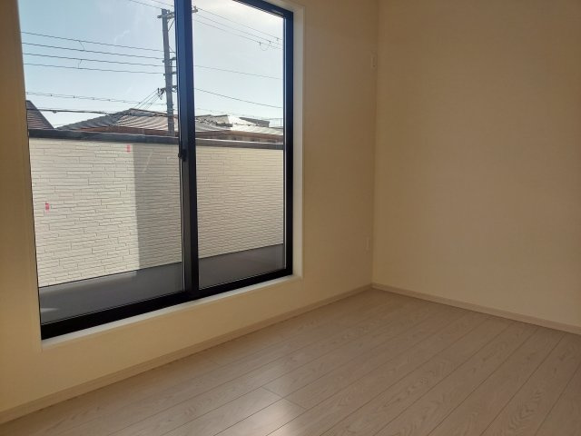 宝塚市中山桜台2丁目新築一戸建の洋室|2階南側洋室約5帖