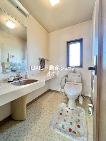 【トイレ】 | 久喜市鷲宮5丁目　中古一戸建 | ２Ｆトイレは洗面台付