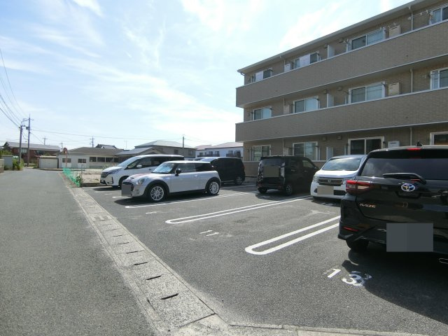 ルミエールＴの駐車場