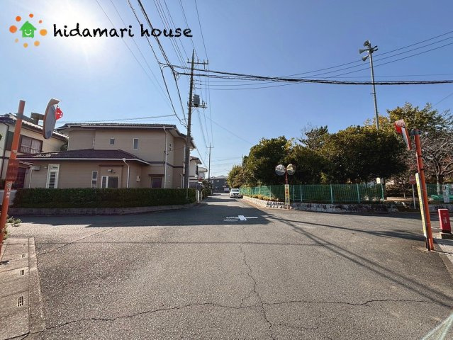 鴻巣市中央　中古戸建の前面道路含む現地写真