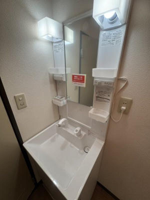 【独立洗面台】 | シオン花咲 | ※同タイプの別の部屋の写真です。