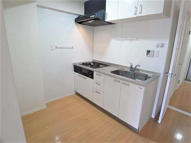 ラムール山の街のキッチン|システムキッチン。ガス3口コンログリル付き