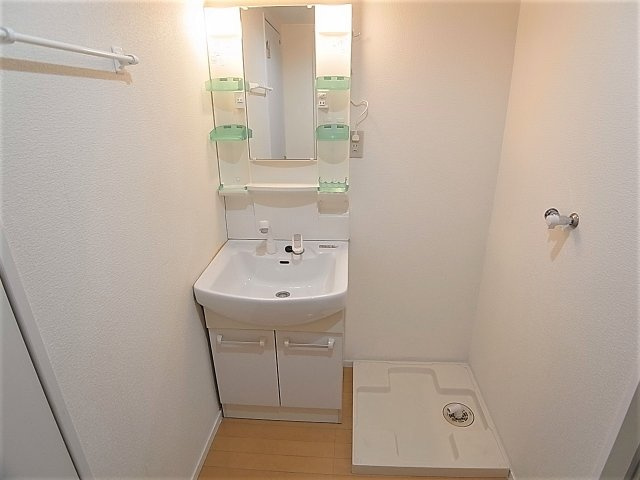 ラムール山の街の洗面所|シャワー付きの独立洗面台、脱衣所も広々してます