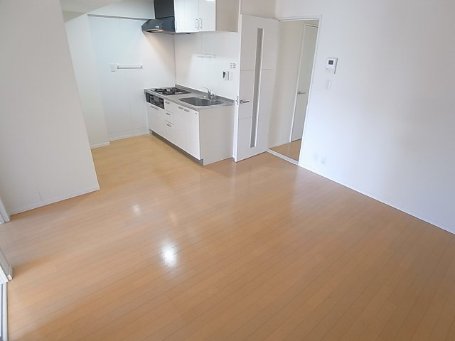 ラムール山の街の居間・リビング|ソファやテーブルも置けるスペース有るリビング