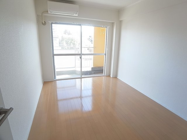 ラムール山の街の内装|明るい洋室、日当たり良好