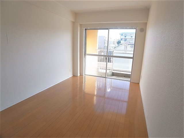 ラムール山の街の内装|人気のオールフローリングタイプです